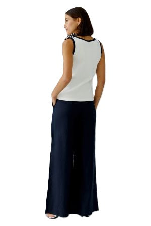 Top Oui. Tanktop in weiß mit dunkelblauer Bordüre. Das Top hat ein kleines Oui Logo aufgestickt auf der Brust. Es hat einen Rundhalsausschnitt und passt super als Unterzieher unter eine Strickjacke oder eine lässige Bluse