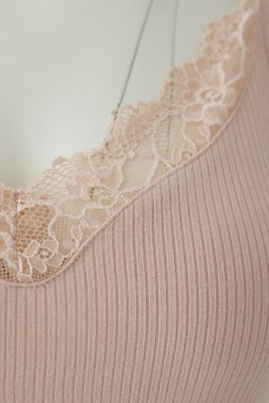 Shirt Oui. Geripptes, elastisches Spaghettitop mit V-Ausschnitt und femininer Spitzenbordüre. Verstellbare Träger. Weiche Haptik aus Viskose und Elasthan.