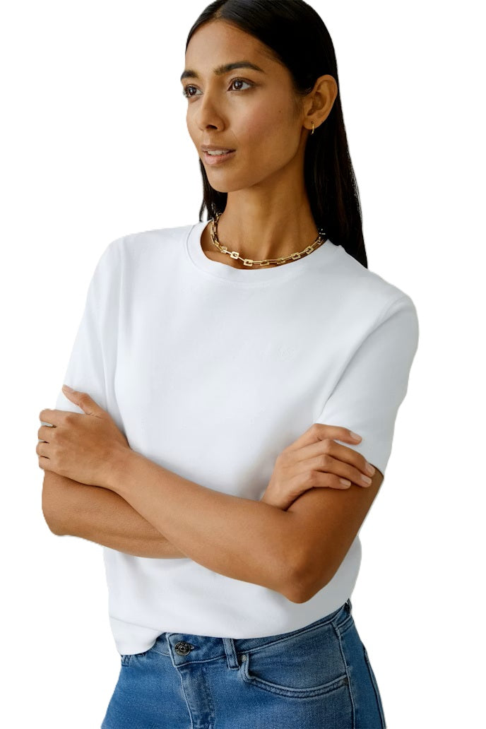 Shirt Sveha von Oui in weiß. Das Shirt besteht aus reiner Baumwolle und hat einen Rundhalsausschnitt mit kurzem Ärmel. 