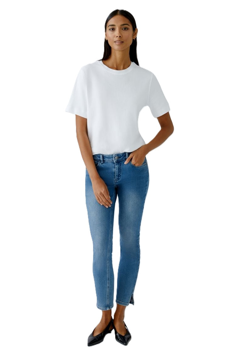Shirt Oui SVEHA Cloud dancer. Besonderes T-Shirt SVEHA in schwerer, blickdichter Baumwolle. Das Shirt versprüht einen sportlichen Look aund hat einen hohen Tragekomfort. Als kleines Highlight ist ein kleines Herzlogo auf der Brust eingestickt. Das Shirt ist gerade und lässig geschnitten