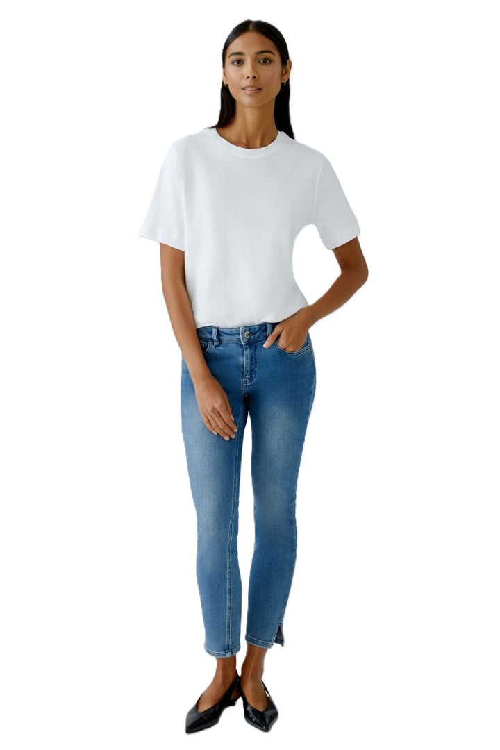 Shirt Oui SVEHA Cloud dancer. Besonderes T-Shirt SVEHA in schwerer, blickdichter Baumwolle. Das Shirt versprüht einen sportlichen Look aund hat einen hohen Tragekomfort. Als kleines Highlight ist ein kleines Herzlogo auf der Brust eingestickt. Das Shirt ist gerade und lässig geschnitten