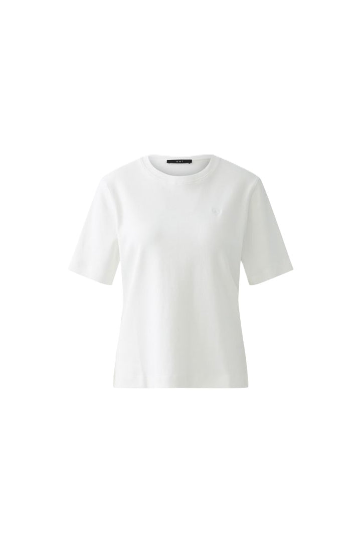 Shirt Oui SVEHA Cloud dancer. Besonderes T-Shirt SVEHA in schwerer, blickdichter Baumwolle. Das Shirt versprüht einen sportlichen Look aund hat einen hohen Tragekomfort. Als kleines Highlight ist ein kleines Herzlogo auf der Brust eingestickt. Das Shirt ist gerade und lässig geschnitten