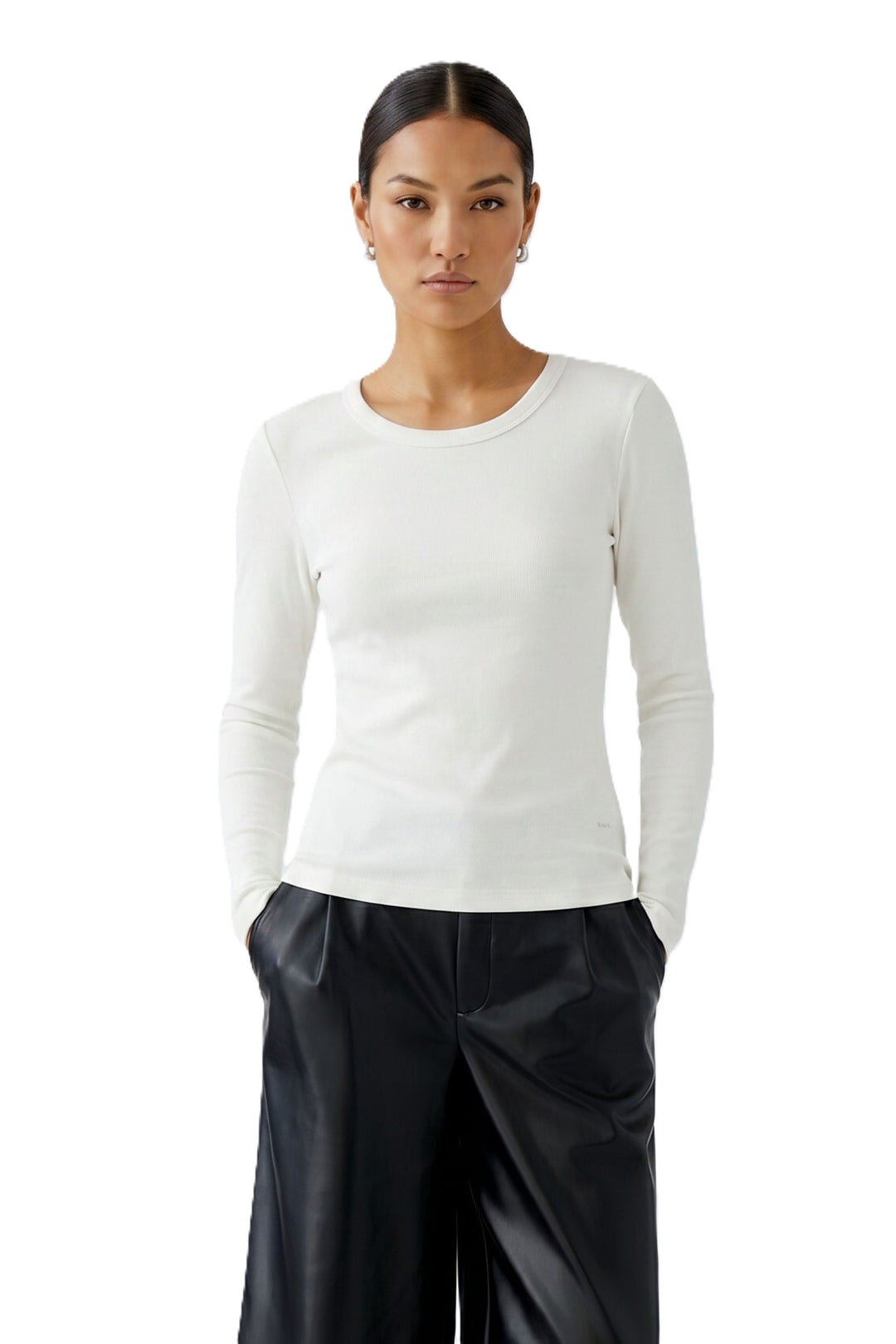 Weißes Langarmshirt Basic von Oui aus Baumwoll-Modalmix in Rippstrick mit tiefem Rundhalsausschnitt und schmaler Passform.