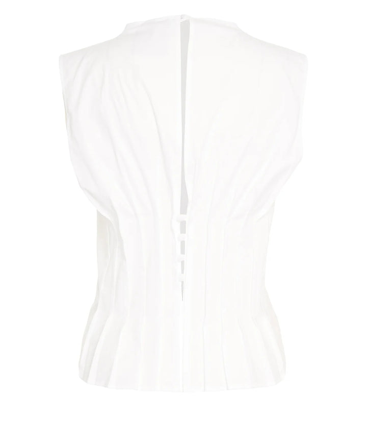 Shirt Semicouture CLARINDA. Weißes Blusenshirt mit vielen Details. Die Bluse hat einen Rundhalsausschnitt und keine Ärmel. Sie hat bezaubernde Raffungen vorne und hinten, was der Figur sehr schmeichelt. Auf der Rückseite sind Knöpfe als hübsches Highlight angebracht. Diese sind aber nur Zierde. Die Bluse hat einen Knopfverschluss auf der Rückseite.
