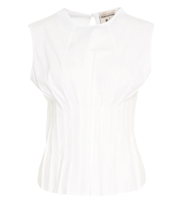 Shirt Semicouture CLARINDA. Weißes Blusenshirt mit vielen Details. Die Bluse hat einen Rundhalsausschnitt und keine Ärmel. Sie hat bezaubernde Raffungen vorne und hinten, was der Figur sehr schmeichelt. Auf der Rückseite sind Knöpfe als hübsches Highlight angebracht. Diese sind aber nur Zierde. Die Bluse hat einen Knopfverschluss auf der Rückseite.