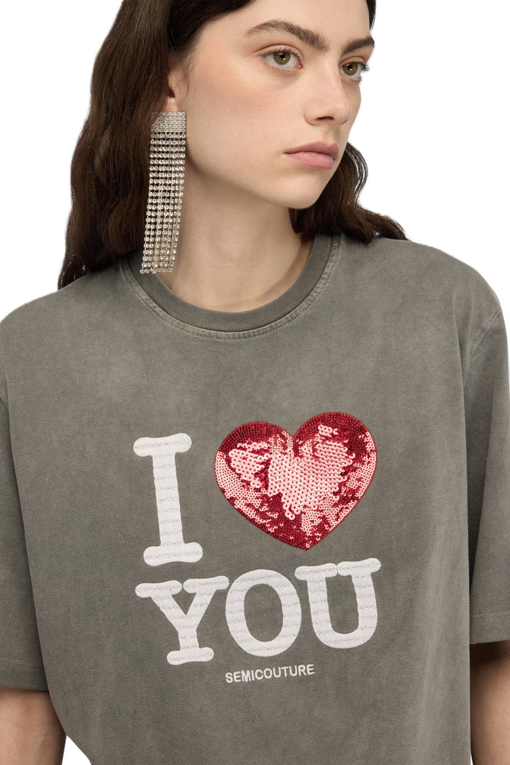 Shirt Semicouture T-SHIRT MARTINA in grau. Cooles Shirt mit Print und rotem Paillettenherz. Das Shirt ist lässig verwaschen.
