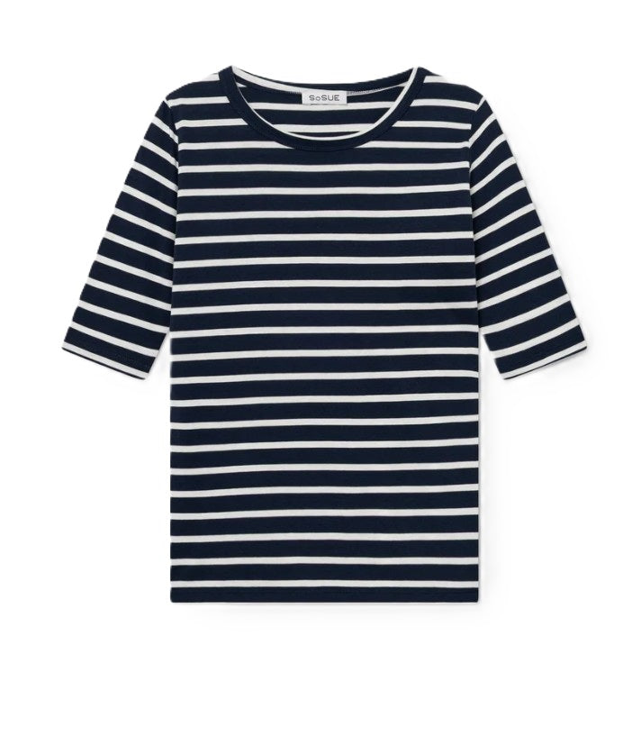 Shirt So Sue Shirt Sailor in navy white stripes. Streifenshirt aus 100% Baumwolle mit Rundhals und kurzarm in blau und weiß.