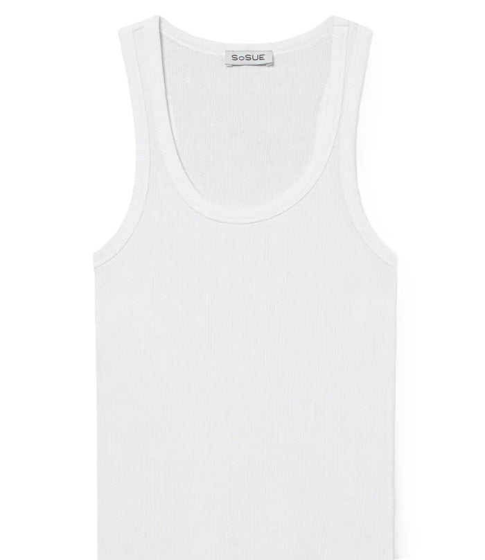 So Sue Shirt Rib Tank in weiß. Mit Ausschnitt und normaler Form. 