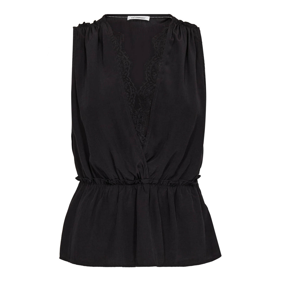 Top Co'Couture SunnyCC Lace Top. Cooles Shirt in schwarz mit V-Ausschnitt und Spitzenbordüre am Ausschnitt. Das Shirt hat keine Ärmel und einen Gummizug in der Taille. Der Stoff ist leicht und fließend fallend.