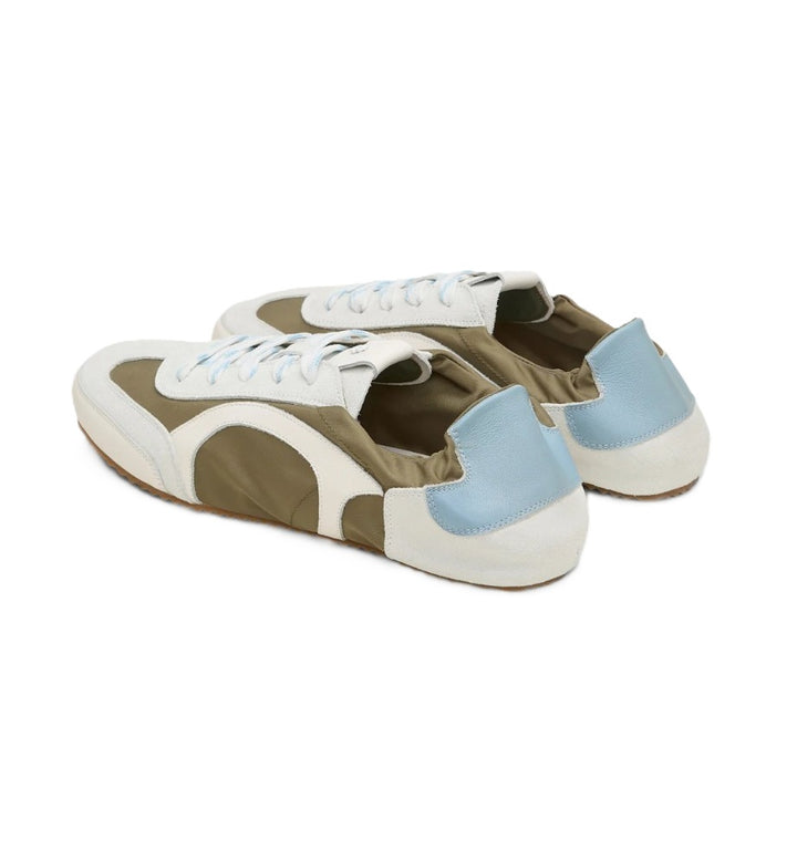 Sneaker Dorothee Schumacher Sporty Softness. Cooler Sneaker mit flacher Sohle und Schnürung. Kaki und hellblau und in noch einer Farbe verfügbar. 