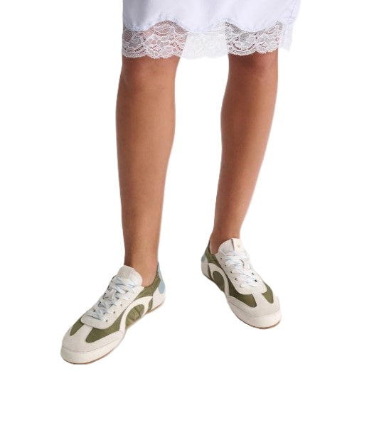 Sneaker Dorothee Schumacher Sporty Softness. Cooler Sneaker mit flacher Sohle und Schnürung. Kaki und hellblau und in noch einer Farbe verfügbar. 