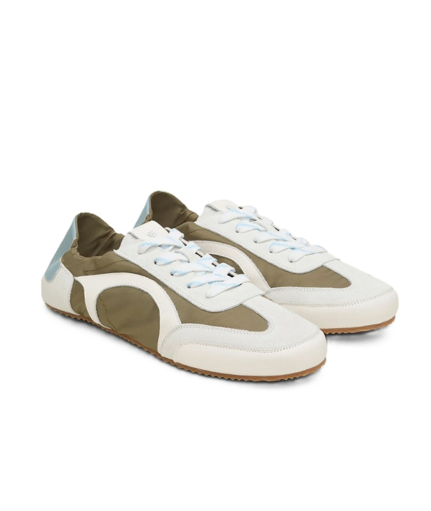Sneaker Dorothee Schumacher Sporty Softness. Cooler Sneaker mit flacher Sohle und Schnürung. Kaki und hellblau und in noch einer Farbe verfügbar. 