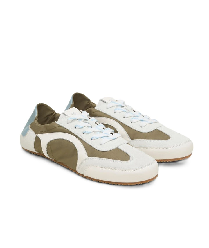 Sneaker Dorothee Schumacher Sporty Softness. Cooler Sneaker mit flacher Sohle und Schnürung. Kaki und hellblau und in noch einer Farbe verfügbar. 
