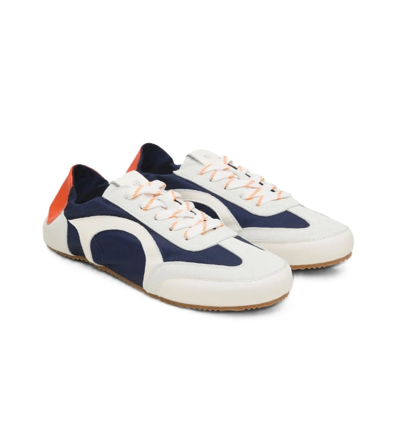 Sneaker Dorothee Schumacher Sporty Softness. Cooler Sneaker mit flacher Sohle und Schnürung. Navy und creme und in noch einer Farbe verfügbar. 