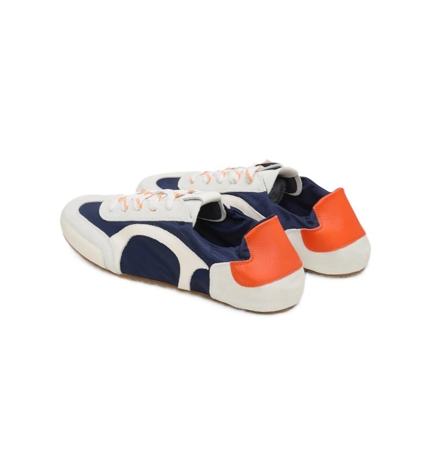 Sneaker Dorothee Schumacher Sporty Softness. Cooler Sneaker mit flacher Sohle und Schnürung. Navy und creme und in noch einer Farbe verfügbar. 