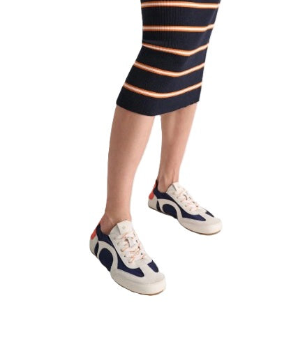 Sneaker Dorothee Schumacher Sporty Softness. Cooler Sneaker mit flacher Sohle und Schnürung. Navy und creme und in noch einer Farbe verfügbar. 