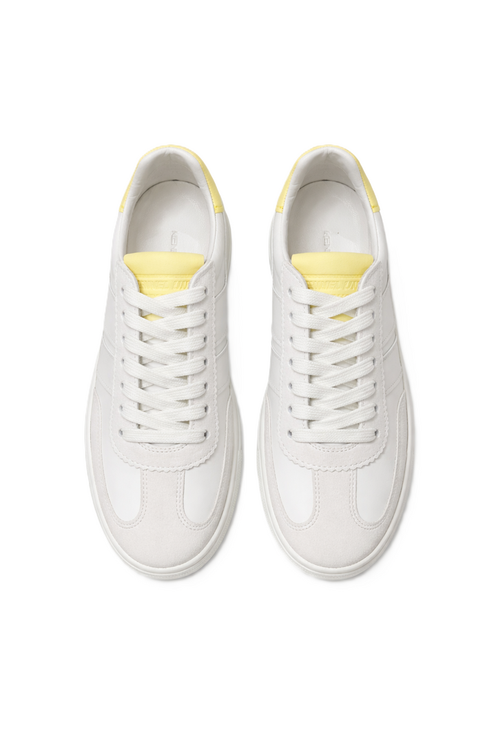 Sneaker Kennel&Schmenger LENI. Ein moderner Sneaker mit femininem Touch: Weißes Glattleder, zarte gelbe Akzente und dezente Veloursdetails verleihen diesem Modell eine frische, elegante Leichtigkeit. Die klare Linienführung sorgt für einen sportlich-cleanen Look, während die gepolsterte Fersenkappe für Komfort bei jedem Schritt steht. Weiß mit gelb und Gummisohle. 