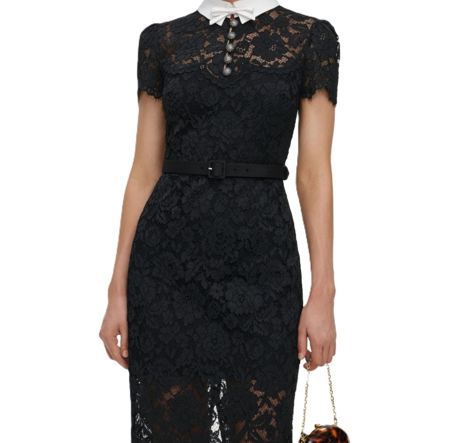 Kleid Self-Portrait in schwarz. Dieses elegante Midikleid begeistert mit einer figurbetonten Silhouette und einer aufwendig gearbeiteten Blumenspitze. Der kontrastreiche Kragen mit dekorativer Schleife und funkelnden Knöpfen verleiht dem Design eine edle Ausstrahlung, während der abnehmbare Gürtel die Taille stilvoll betont. 
