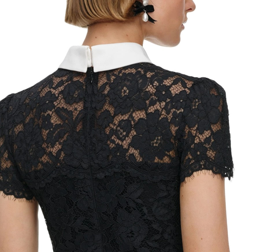 Kleid Self-Portrait in schwarz. Dieses elegante Midikleid begeistert mit einer figurbetonten Silhouette und einer aufwendig gearbeiteten Blumenspitze. Der kontrastreiche Kragen mit dekorativer Schleife und funkelnden Knöpfen verleiht dem Design eine edle Ausstrahlung, während der abnehmbare Gürtel die Taille stilvoll betont. 