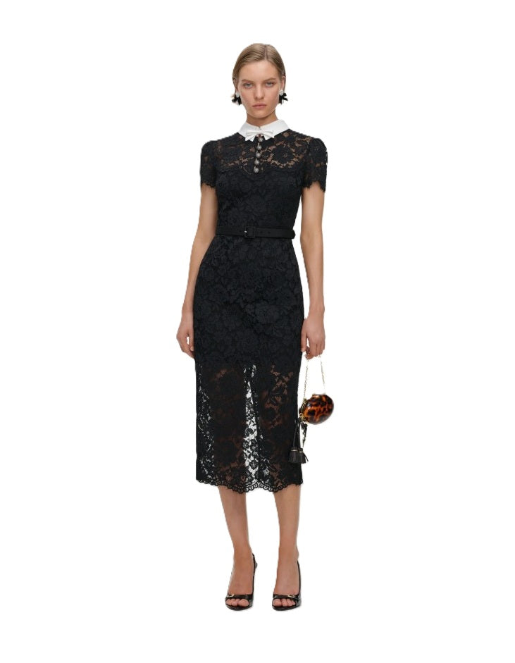Kleid Self-Portrait in schwarz. Dieses elegante Midikleid begeistert mit einer figurbetonten Silhouette und einer aufwendig gearbeiteten Blumenspitze. Der kontrastreiche Kragen mit dekorativer Schleife und funkelnden Knöpfen verleiht dem Design eine edle Ausstrahlung, während der abnehmbare Gürtel die Taille stilvoll betont. 