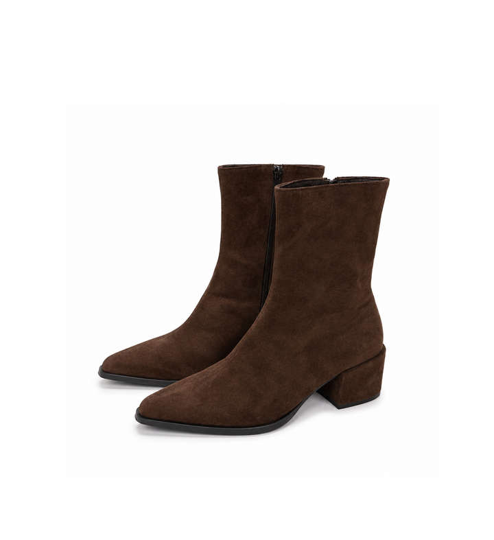 Stiefelette Kennel &amp; Schmenger CORA. Schöne dunkelbraune Stiefelette mit seitlichem Reißverschluss zum praktischen Ein- und Aussteigen. Der Absatz ist ebenfalls bezogen und die Höhe sehr angenehm zum Laufen. Der Schaft ist an der Wade eng anliegend und die Form ist spitz.