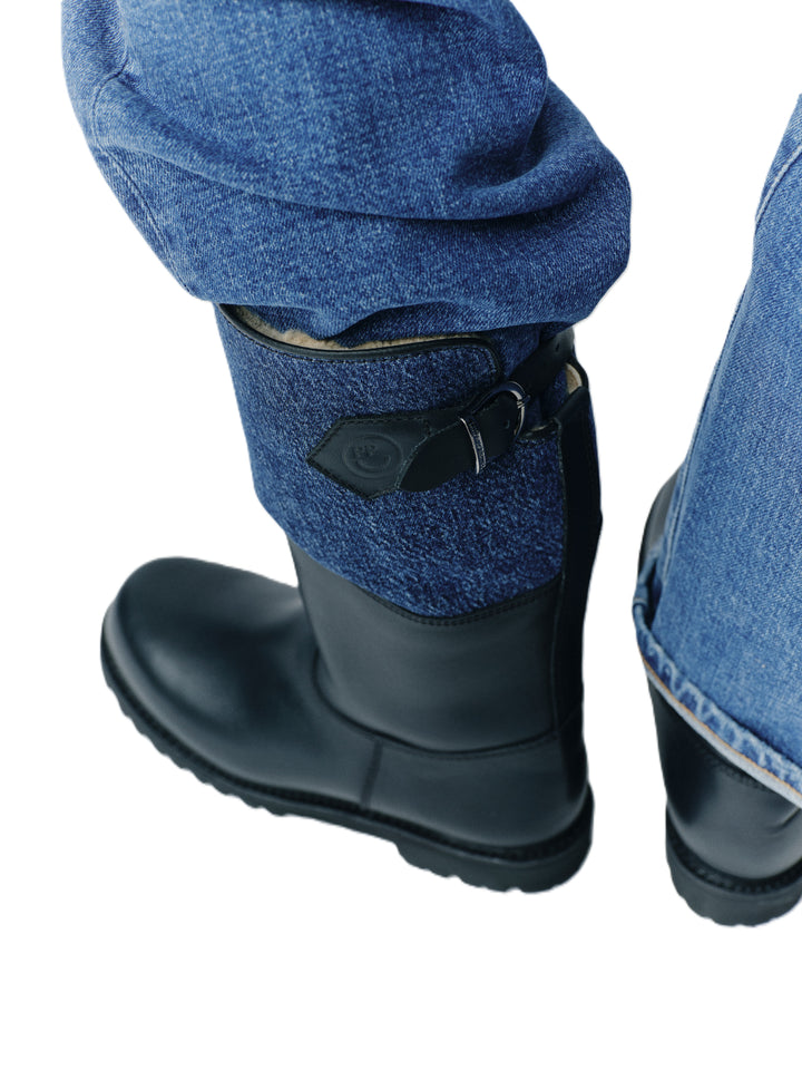 Schuhe PNTS. Tolle Boots von PNTS in Kooperation mit Ludwig Reiter. Der Boot hat die gleiche Form wie die bekannten Stiefel von Ludwig Reiter. Er wurde mit den Jeansstoffen von PNTS veredelt. Der Boot hat einen hohen Schaft und eine breite Gummisohle. Er ist komplett gefüttert.