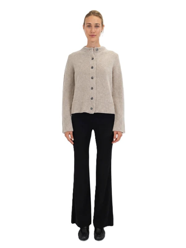 Strickjacke Anna V Berg Dorothea Cardigan Almond Powder. Schöne Strickjacke mit Stehkragen. Sie ist oversized geschnitten. Die Jacke hat akzentuierte Knöpfe und lange Ärmel. Die Strickjacke hat breite Rippstrickbündchen.