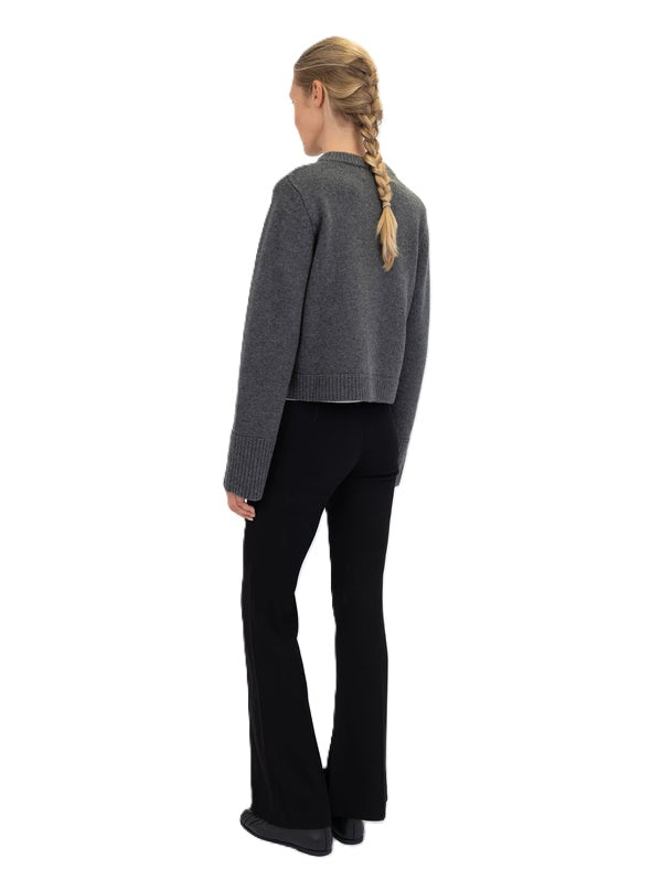 Strickjacke Anna V Berg Lilly Jacket Midnight Stone. Hübscher Cardigan in Anthrazit. Der Cardigan hat einen Stehkragen und farblich abgesetzte Knöpfe. Auf der einen Seite befindet sich eine kleine Brusttasche. Die Säume sind mit Rippstrick abgesetzt. 