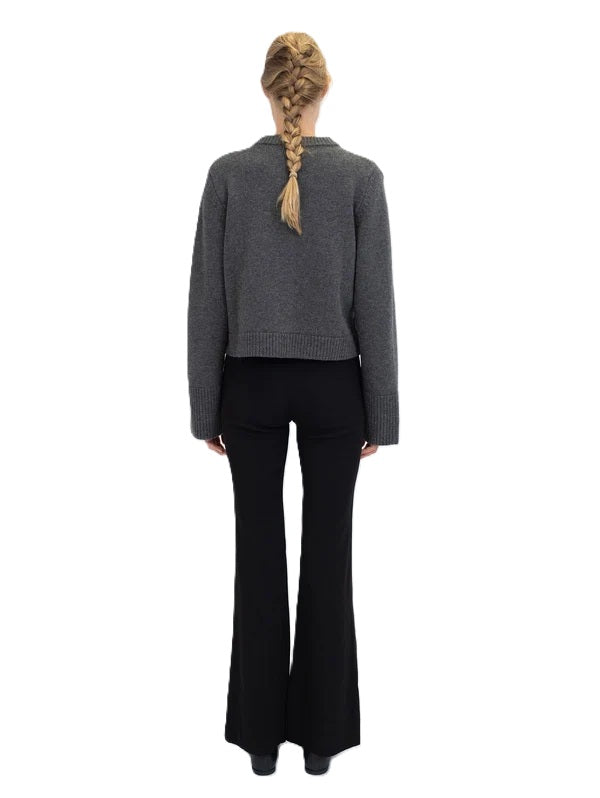 Strickjacke Anna V Berg Lilly Jacket Midnight Stone. Hübscher Cardigan in Anthrazit. Der Cardigan hat einen Stehkragen und farblich abgesetzte Knöpfe. Auf der einen Seite befindet sich eine kleine Brusttasche. Die Säume sind mit Rippstrick abgesetzt. 
