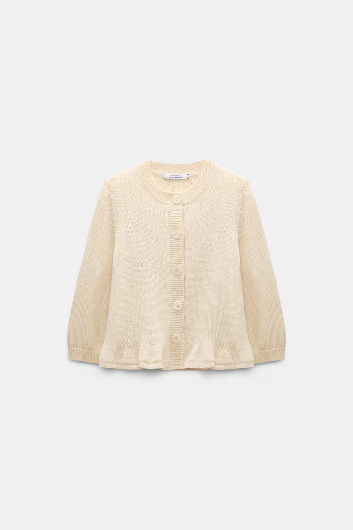Strickjacke Dorothee Schumacher COTTON CANDY Cardigan. Der kurze Cardigan in beige ist aus weicher Baumwolle gefertigt und hat einen ausgestellten Schnitt. Der Cardigan hat einen verspielten Volant-Effekt am Saum und einen Rundhalsausschnitt. 