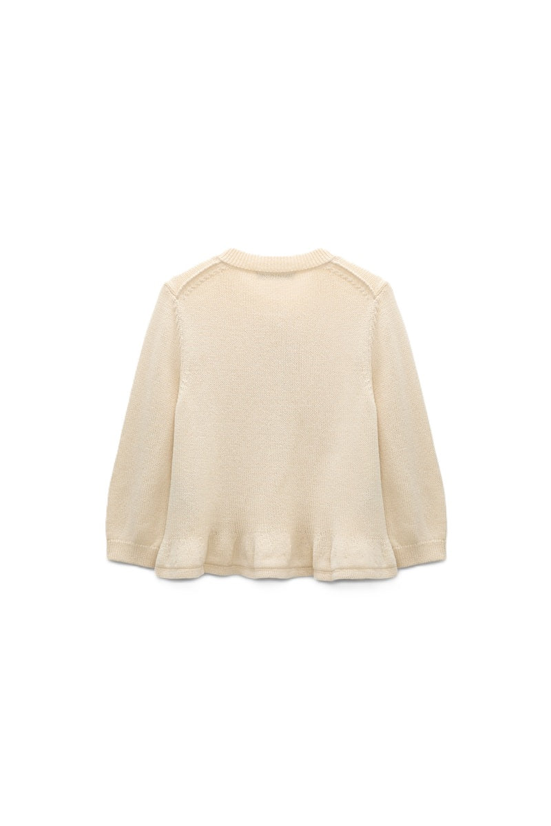 Strickjacke Dorothee Schumacher COTTON CANDY Cardigan. Der kurze Cardigan in beige ist aus weicher Baumwolle gefertigt und hat einen ausgestellten Schnitt. Der Cardigan hat einen verspielten Volant-Effekt am Saum und einen Rundhalsausschnitt. 