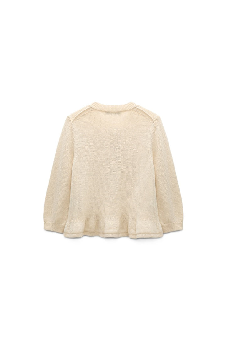 Strickjacke Dorothee Schumacher COTTON CANDY Cardigan. Der kurze Cardigan in beige ist aus weicher Baumwolle gefertigt und hat einen ausgestellten Schnitt. Der Cardigan hat einen verspielten Volant-Effekt am Saum und einen Rundhalsausschnitt. 