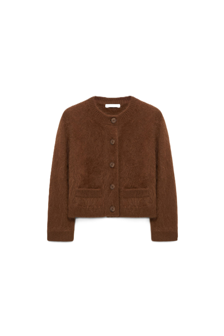 Cardigan von Dorothee Schumacher FLUFFY STATEMENTS cardigan in coffee. Rundhals Cardigan in braun mit Knopfleiste in leichter fluffiger Ware.