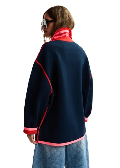 Strickjacke Essentiel Antwerp KOKORICO KNITTED CARDIGAN in blau mit roten und pinken Akzenten. Die Jacke hat Erdbeerknöpfe und ist aus leichtem Strick mit aufgesetzten Taschen. 