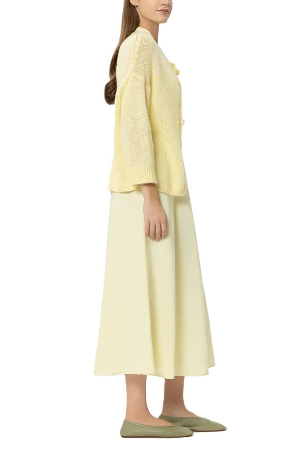 Schöne gelbe Strickjacke von Luisa Cerano in dem Farbton citron. Die Strickjacke besteht aus Alpakamix und hat eine Knopfleiste und einen Rundhalsausschnitt. Sie ist weiter geschnitten.