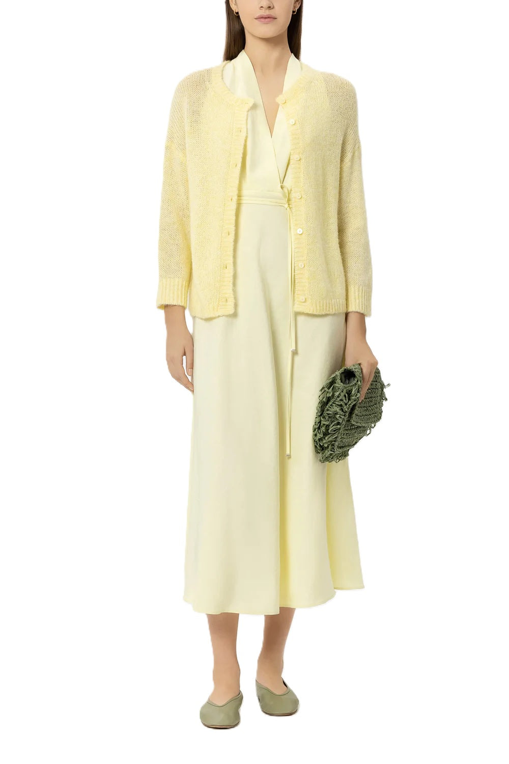 Schöne gelbe Strickjacke von Luisa Cerano in dem Farbton citron. Die Strickjacke besteht aus Alpakamix und hat eine Knopfleiste und einen Rundhalsausschnitt. Sie ist weiter geschnitten.