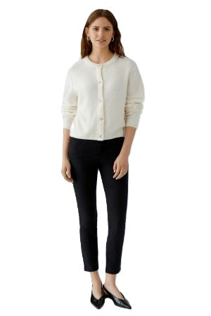 Strickjacke Oui Ilaya in ecru. Kuschelig weiche Garnmischung mit glatt gestrickter Oberfläche und markanten Outside Seams. Lässiger, leicht verkürzter Schnitt mit zurückversetzter Schulternaht. Rundhalsausschnitt, lange Ärmel und Knopfleiste mit Knöpfen in Hornoptik.