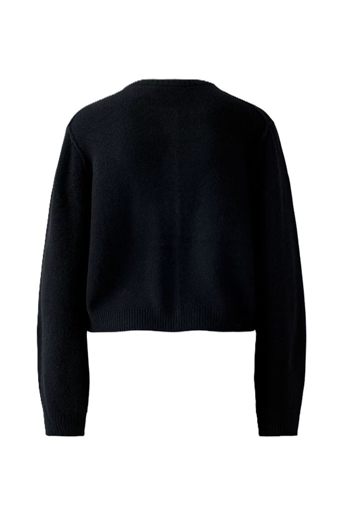 Strickjacke Oui Ilaya in Black. Kuschelig weiche Garnmischung mit glatt gestrickter Oberfläche und markanten Outside Seams. Lässiger, leicht verkürzter Schnitt mit zurückversetzter Schulternaht. Rundhalsausschnitt, lange Ärmel und Knopfleiste mit Knöpfen in Hornoptik.