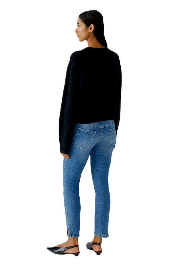 Strickjacke Oui Ilaya in Black. Kuschelig weiche Garnmischung mit glatt gestrickter Oberfläche und markanten Outside Seams. Lässiger, leicht verkürzter Schnitt mit zurückversetzter Schulternaht. Rundhalsausschnitt, lange Ärmel und Knopfleiste mit Knöpfen in Hornoptik.