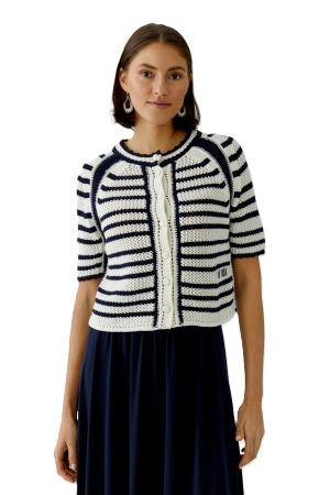 Jacke Oui. Schöne Strickjacke mit blau-weißem Streifenmuster. Die Strickjacke hat einen Rundhalssauschnitt und schöne gehäkelte Knöpfe. Sie hat einen halben Ärmel und besteht aus einer Crochetware. Auf der Seite ist ein Oui Logo eingestickt