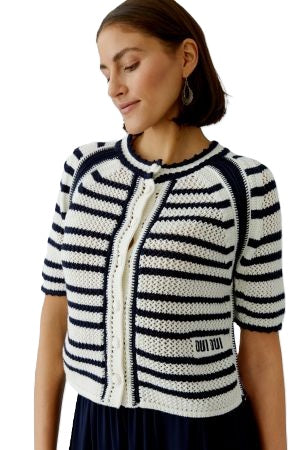 Jacke Oui. Schöne Strickjacke mit blau-weißem Streifenmuster. Die Strickjacke hat einen Rundhalssauschnitt und schöne gehäkelte Knöpfe. Sie hat einen halben Ärmel und besteht aus einer Crochetware. Auf der Seite ist ein Oui Logo eingestickt