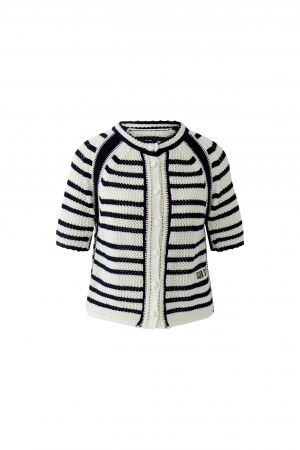 Jacke Oui. Schöne Strickjacke mit blau-weißem Streifenmuster. Die Strickjacke hat einen Rundhalssauschnitt und schöne gehäkelte Knöpfe. Sie hat einen halben Ärmel und besteht aus einer Crochetware. Auf der Seite ist ein Oui Logo eingestickt