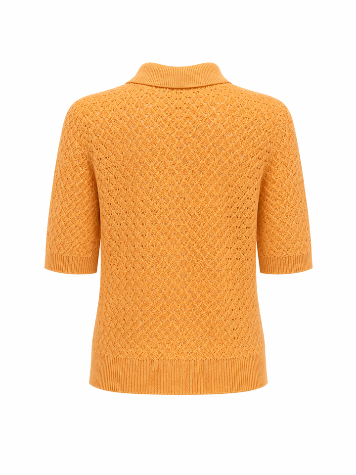 Orangener Strickpullover in Polohemdoptik mit halblangen Ärmeln