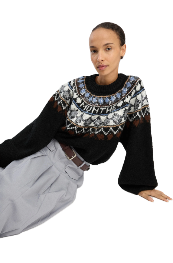 Dunkelblauer Strickpullover VAFFIE von Munthe mit nordisch inspiriertem Muster, dezenten Pailletten und tief angesetzten Ballonärmeln. Der Pullover hat einen Rundhalsausschnitt und ein eingestricktes Munthe-Logo. 