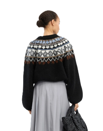 Dunkelblauer Strickpullover VAFFIE von Munthe mit nordisch inspiriertem Muster, dezenten Pailletten und tief angesetzten Ballonärmeln. Der Pullover hat einen Rundhalsausschnitt und ein eingestricktes Munthe-Logo. 