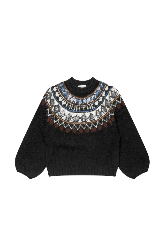 Dunkelblauer Strickpullover VAFFIE von Munthe mit nordisch inspiriertem Muster, dezenten Pailletten und tief angesetzten Ballonärmeln. Der Pullover hat einen Rundhalsausschnitt und ein eingestricktes Munthe-Logo. 
