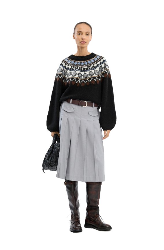 Dunkelblauer Strickpullover VAFFIE von Munthe mit nordisch inspiriertem Muster, dezenten Pailletten und tief angesetzten Ballonärmeln. Der Pullover hat einen Rundhalsausschnitt und ein eingestricktes Munthe-Logo. 