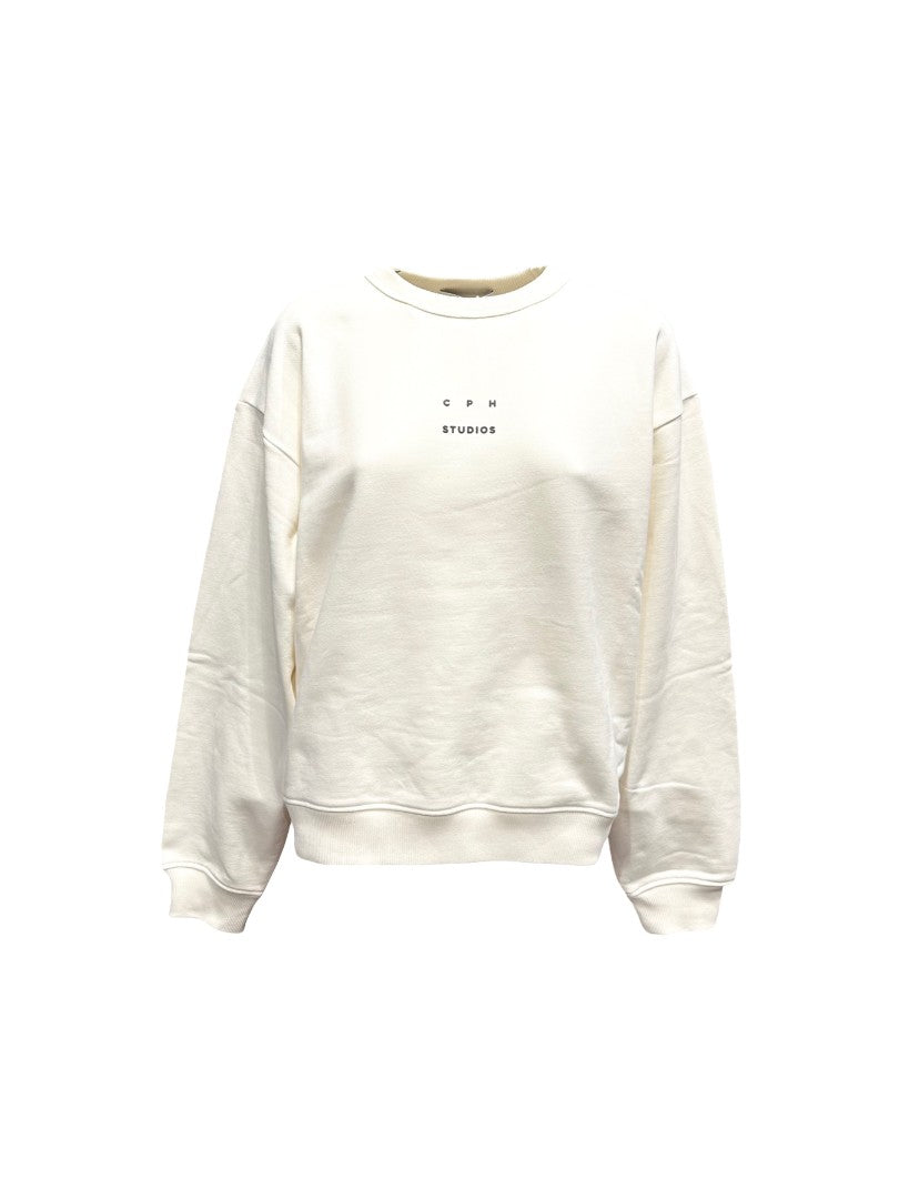 Sweater Copenhagen kommt als sportlicher oversized Sweater mit weiten Aermeln und laessiger Passform in weiß mit Rundhalsausschnitt und Logo 