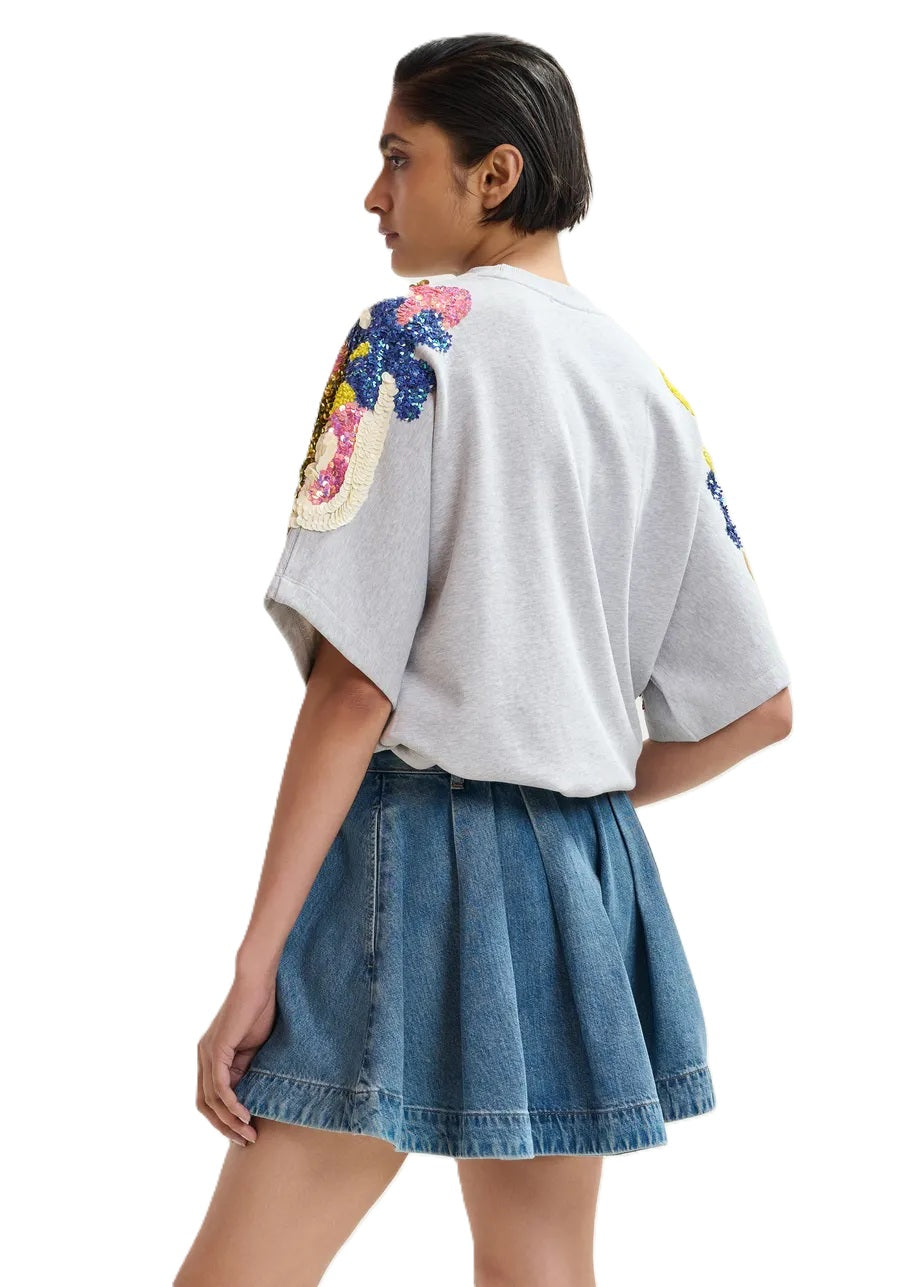 Sweatshirt Essentiel Antwerp JADDA EMBROIDERED SWEATSHIRT. Das Sweatshirt aus reiner Baumwolle ist locker und kastig geschnitten und verfügt über überschnittene Schultern und kurze Ärmel. Es ist mit auffälligen bunten Pailletten- und Perlenverzierungen an den Schultern verziert. Doppelte Nähte verleihen dem Design einen coolen Look. 
