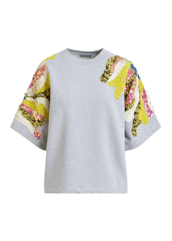 Sweatshirt Essentiel Antwerp JADDA EMBROIDERED SWEATSHIRT. Das Sweatshirt aus reiner Baumwolle ist locker und kastig geschnitten und verfügt über überschnittene Schultern und kurze Ärmel. Es ist mit auffälligen bunten Pailletten- und Perlenverzierungen an den Schultern verziert. Doppelte Nähte verleihen dem Design einen coolen Look. 